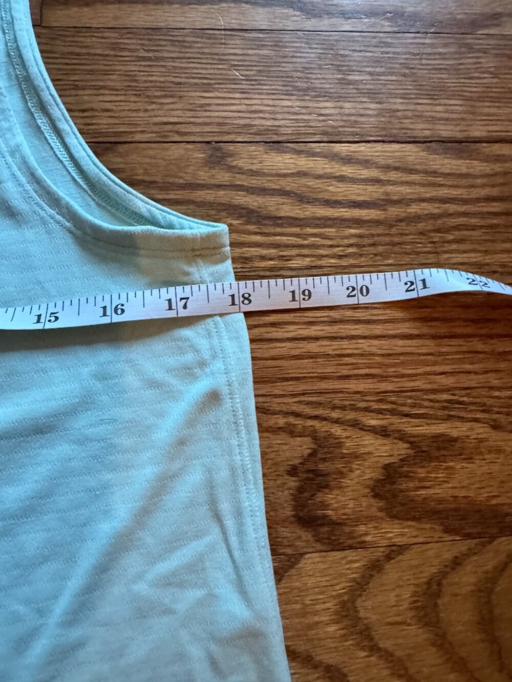 Lululemon "license to train" classic fit top, Size 6 - Picture 7 of 7